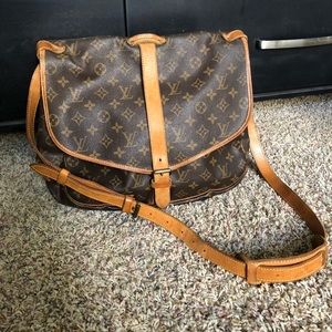 Authentic LOuis Vuitton Saumur 35 Messenger bag